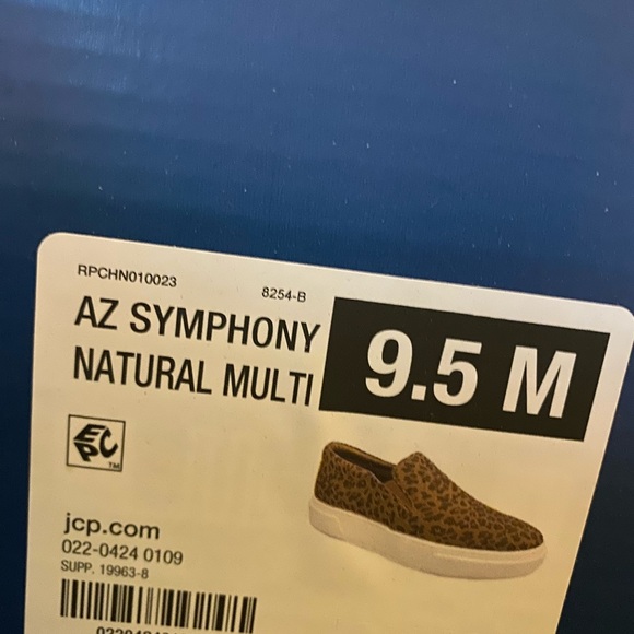 Slip on platform sneakers. NIB NWT. Animal print. Gorgeous print ! Size 9.5 - Picture 3 of 5